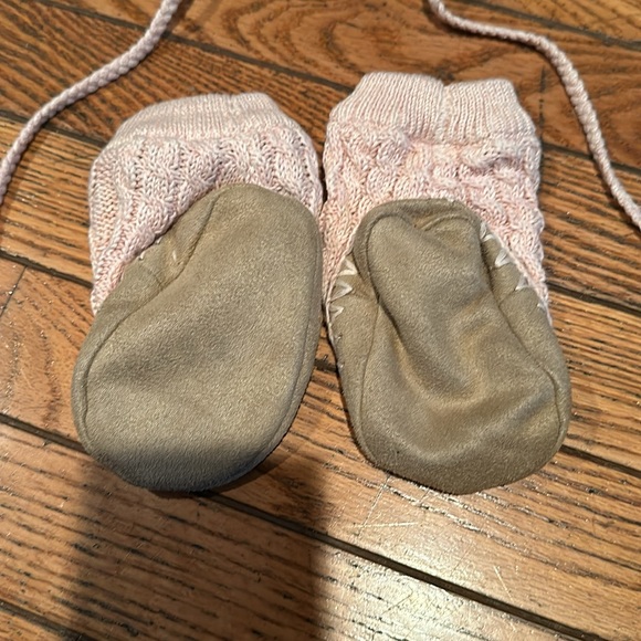 Egg by Susan Lazar Hat and Bootie set - Picture 2 of 6